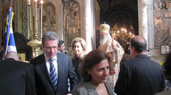 e frumos cand grecii fac daruri