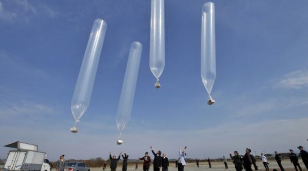 mii de manifeste politice aruncante de sud coreeni la vecinul comunist coreea de nord ameninta cu un atac nemilos