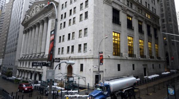 uraganul sandy ar putea aduce pierderi intre 20 si 100 de miliarde de dolari spun economistii americani