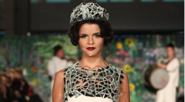 galerie foto rochie de mireasa accesorizata cu cioburi de oglinda