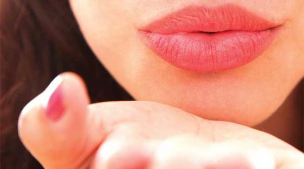 sarutul controlat de buza inferioara