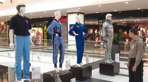 expozitie manusa lui gagarin praf de pe luna si echipamente de pe sputnik si apollo