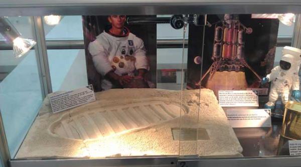 expozitie manusa lui gagarin praf de pe luna si echipamente de pe sputnik si apollo
