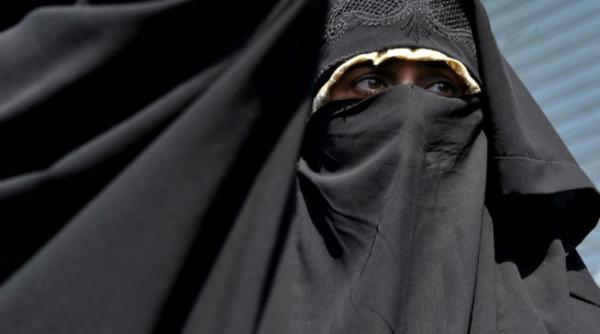 o adolescenta a fost omorata de parintii ei cu acid pentru ca vorbea cu un baiat