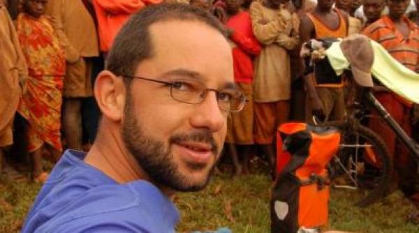 povestea romanului care a descoperit dragostea in mijlocul unei intersectii din bujumbura burundi