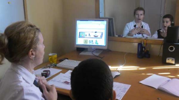 profesoara la surzi la sfarsitul clasei a ii a am reusit sa i scot vocea e o voce slaba dar poate sa comunice