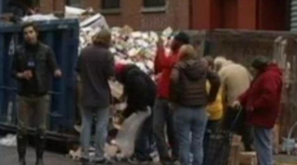 imagini incredibile newyorkezii cauta mancare in gunoaie