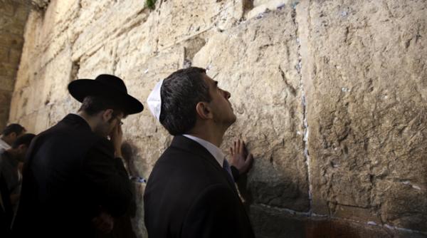 agentiile de turism acuza biserica de concurenta neloiala vezi cat produce un preot care organizeaza o excursie in tara sfanta