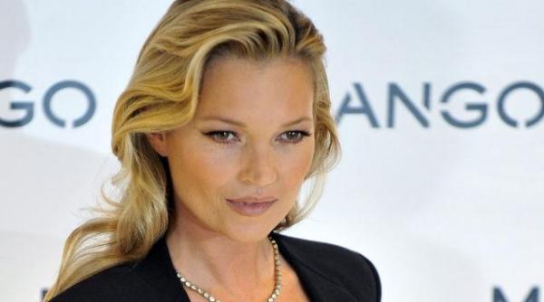 kate moss adora sa si modifice hainele cu foarfeca