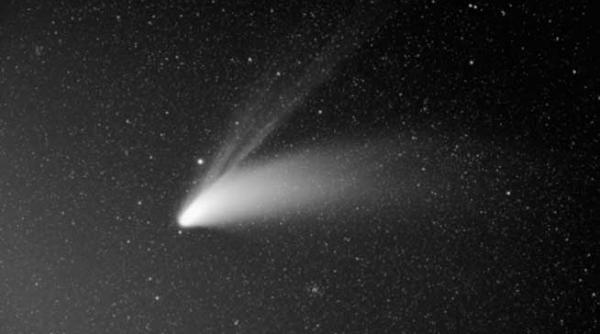 o bila de gheata se apropie de noi