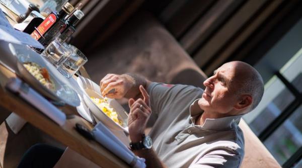 pranz cu bogdan enoiu managerul agentiei care a adus oscarurile publicitatii la bucuresti