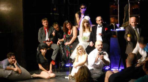 premiera neasteptata la iasi un profesor a intrerupt derularea unui spectacol de teatru si a iesit din sala impreuna cu elevii sai