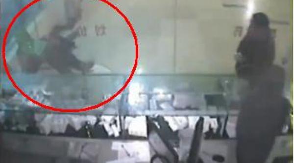 un mort a stat trei ore intins pe jos in holul unui spital