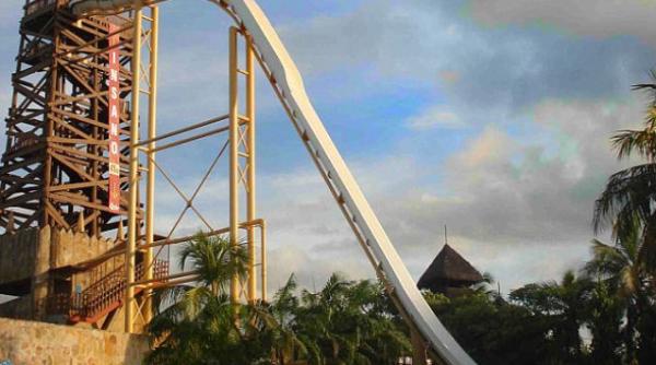 cobori de la 41 de metri cu 110 km h in cateva secunde vezi cel mai spectaculos tobogan acvatic din lume video