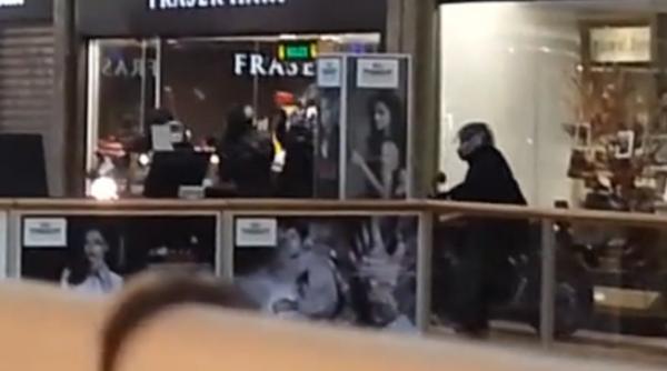 jaf ziua in amiaza mare intr un mall din londra