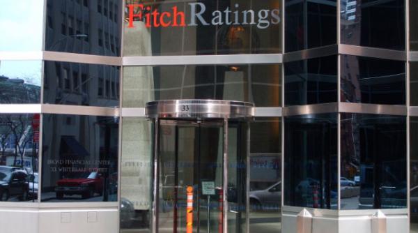 fitch nu l lasa pe obama sa savureze succesul ratingul sua va fi retrogradat daca nu evita prapastia fiscala