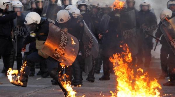 proteste violente la atena 100 000 de greci protesteaza in fata parlamentului