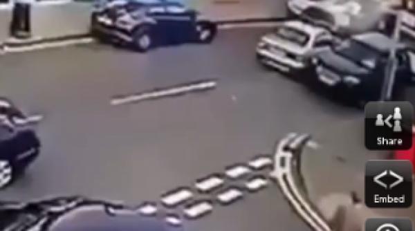 s a nascut a doua oara strivita intre doua masini o britanica a supravietuit ca prin minune video