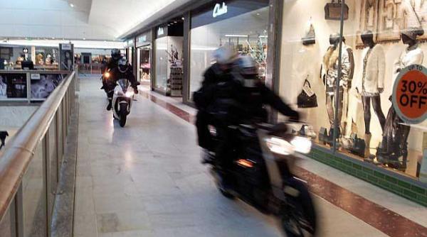 video jaful secolului au furat bijuterii din mall si apoi au fugit cu motocicletele prin magazin