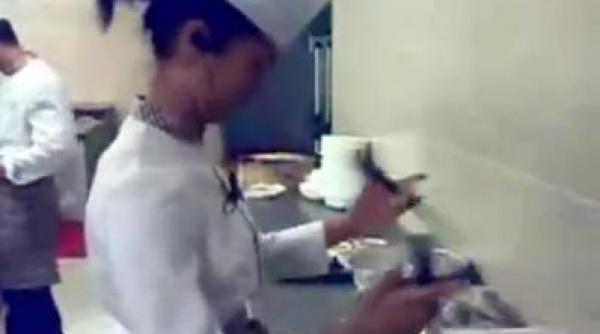 te lasa cu gura cascata ce face o chinezoiaca in bucatarie cu doua cutite video