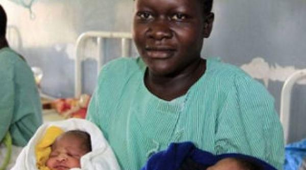 vezi cum si a botezat gemenii o proaspata mamica din kenya