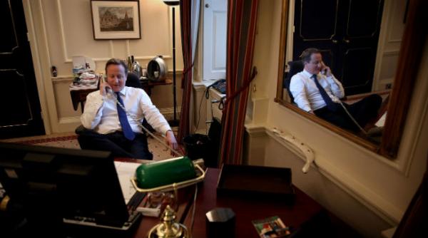 foto cum l a felicitat david cameron pe barack obama