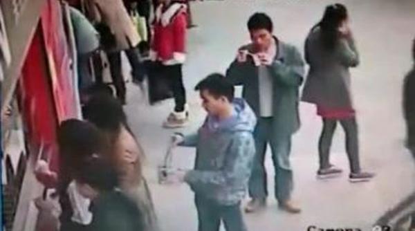 metoda ingenioasa de furt ce instrument folosesc chinezii ca sa goleasca buzunarele trecatorilor video