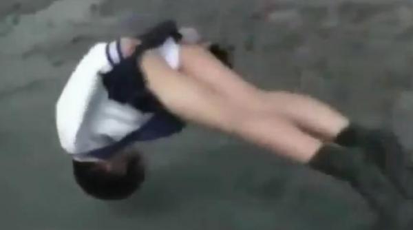 s au aruncat in cap balta noroi fecale japonia video