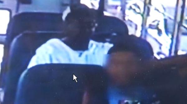 cretin bataie de joc copil autist