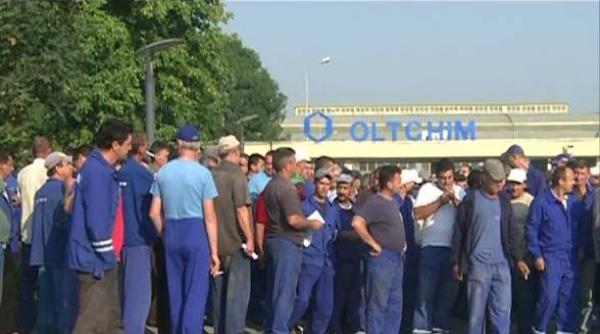 protest spontan la oltchim oamenii au iesit in curtea intreprinderii si cer sa li se plateasca salariile
