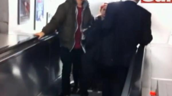 cat de beat trebuie sa fii vezi stradania unui nipon care incearca sa coboare pe o scara rulanta care urca video