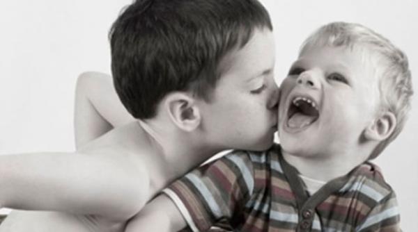 pare cel mai fericit copil din lume dar de fapt sufera de o boala care il face sa rada non stop