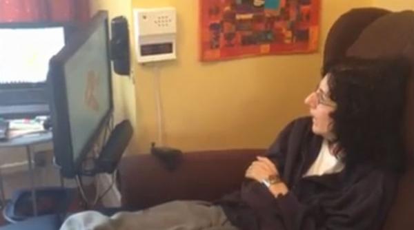 video o pictorita paralizata creeaza tablouri cu ochii