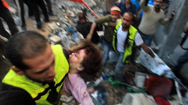 fasia gaza bombardata de aviatia si marina israeliene un copil de cinci ani ucis in timpul asediului video