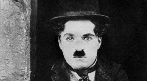 palaria si bastonul lui charlie chaplin vandute la o licitatie in new york