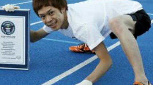 un japonez a intrat in cartea recordurilor drept cel mai rapid alergator in patru labe video