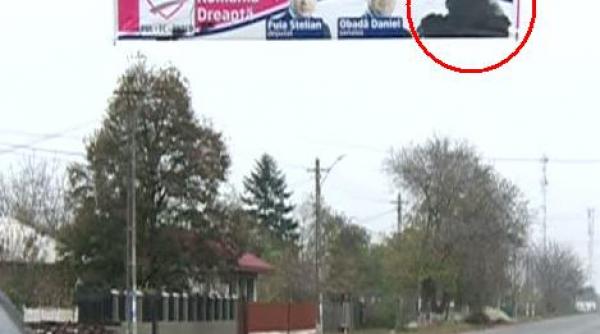 un primar pdl s a suparat pe partid si si a sters cu trafaletul poza de pe bannerele electorale