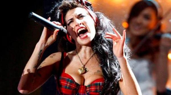 mitch winehouse amy a luat o persoana fara adapost de pe strada si a locuit cu ea sase luni