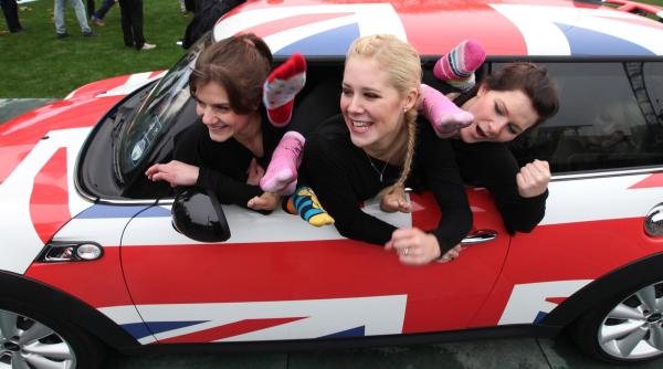 unu doi trei opt noua paisprezece n o sa crezi cate persoane au putut sa incapa intr un mini cooper performanta de cartea recordurilor