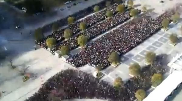 video black friday doua modalitati de a sta la coada varianta americana varianta japoneza