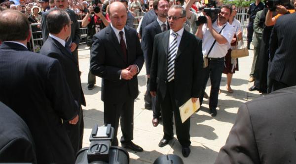 candidatul teleportabil senatorul ce a muncit pentru universitatea ieseana de la bucuresti iar in capitala si a dat viata pentru alegatori