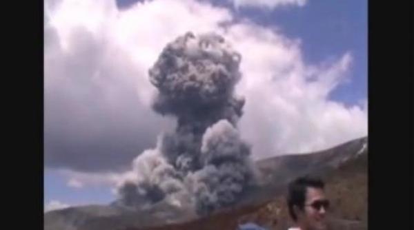 imagini spectaculoase eruptia vulcanului tongariro filmata de un grup de elevi video