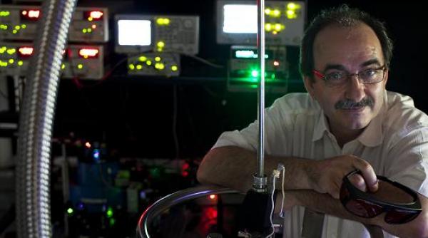 povestea romanului care lucreaza la memoriile viitorului