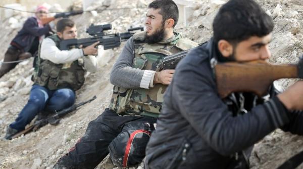 rebelii au preluat controlul asupra unui oras strategic din estul siriei