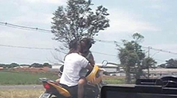 scene de iubire pe motocicleta cum se iubesc doi tinei pe autostrada