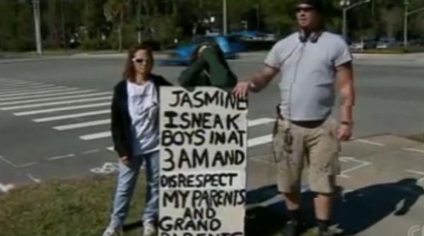 video cum a fost umilita o adolescenta de parintii ei public