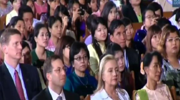 video hillary clinton aproape a adormit in timpul discursului istoric pe care barack obama l a sustinut in myanmar