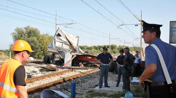 accident feroviar grav in italia coliziune violenta intre un tren si o masina care transporta muncitori romani