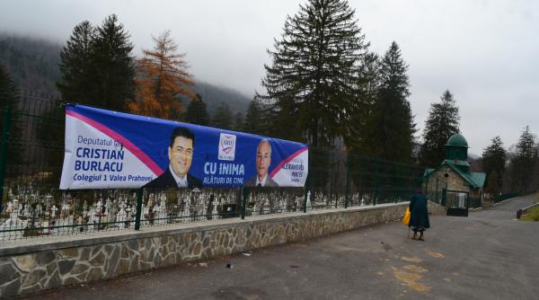 umor negru de campanie cum o ard doi candidati printre morminte