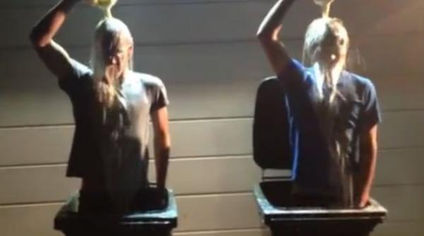 video mii de persoane s au uitat ce pot face mai multi tineri cu o sticla de lapte